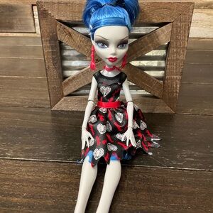 Mattel Monster High Ghoulia Yelps doll from the "Love's Not Dead"